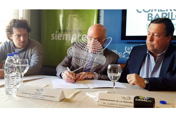 -Fabin Tarro junto a Alberto Weretilneck y Eduardo Caspani durante la firma del acuerdo-