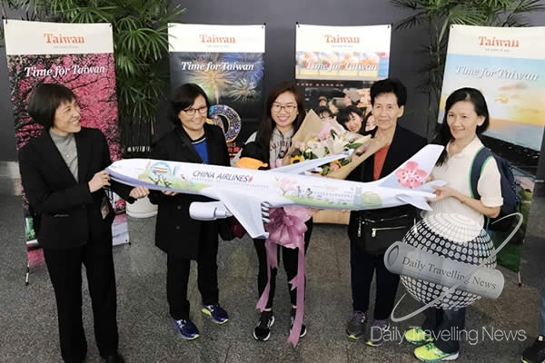 -Tang Jue-ping (centro), de Singapur, quien se convirti en la visitante diez millones que llega a Ta-