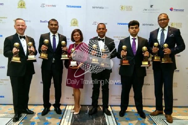 -Autoridades del Bureau de Turismo de Maldivas reciben premios-
