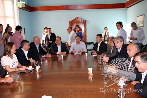 -Gustavo Santos junto a autoridades de la Provincia de Corrientes-