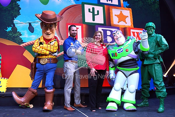 -Angel Sarria y Maria Paz Fernandez-Zayas junto a los personajes de Toy Story Land-