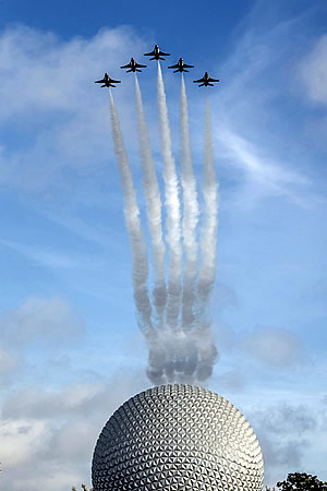 Thunderbirds de la Fuerza Aérea de EE. UU. se elevan sobre Walt Disney World
