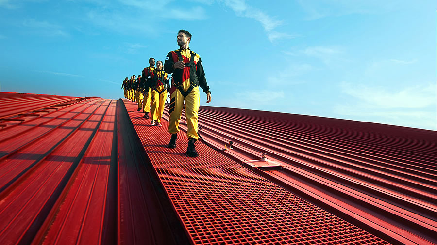 Ferrari World Abu Dhabi lanza nuevas experiencias de Roof Walk y Zip Line