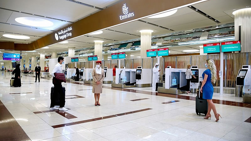 Emirates mejora el viaje inteligente sin contacto con quioscos de facturación automática