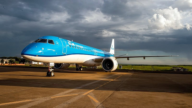 El primer Embraer 195-E2 de KLM Cityhopper aterriza en Schiphol