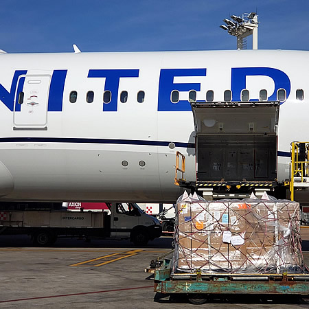 United Airlines entrega su primer envío de vacunas COVID a Buenos Aires