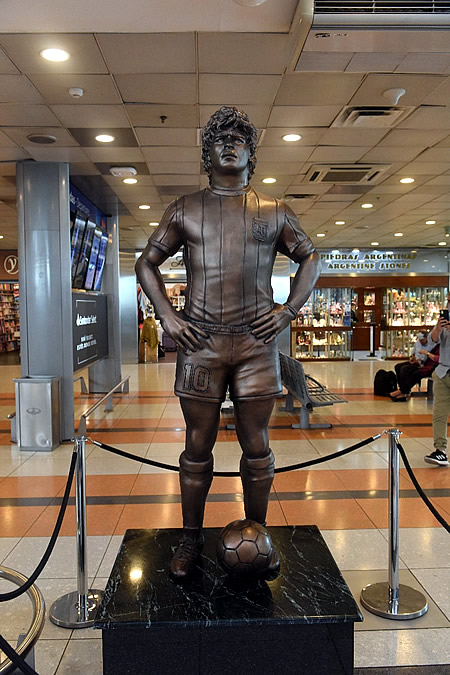 Diego Armando Maradona ya tiene su estatua en el Aeropuerto de Ezeiza