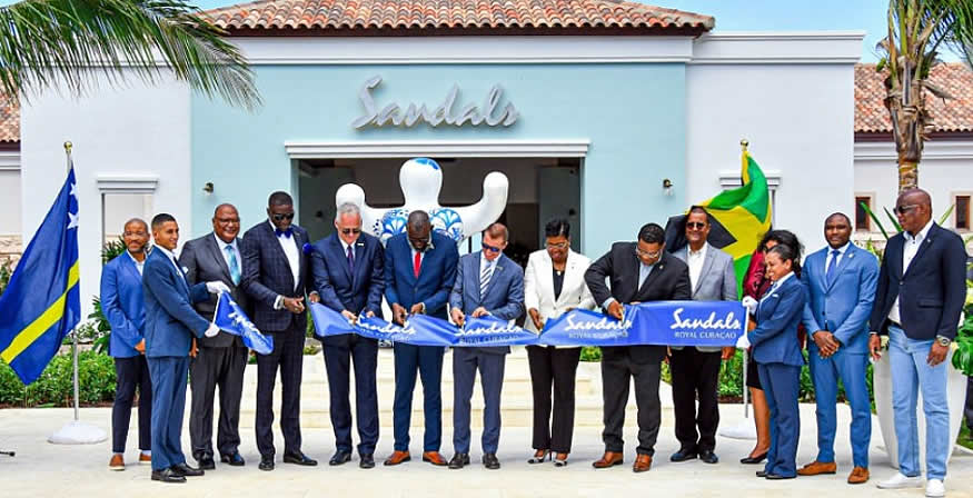 Sandals Resorts International conmemora su entrada en el Caribe holandés