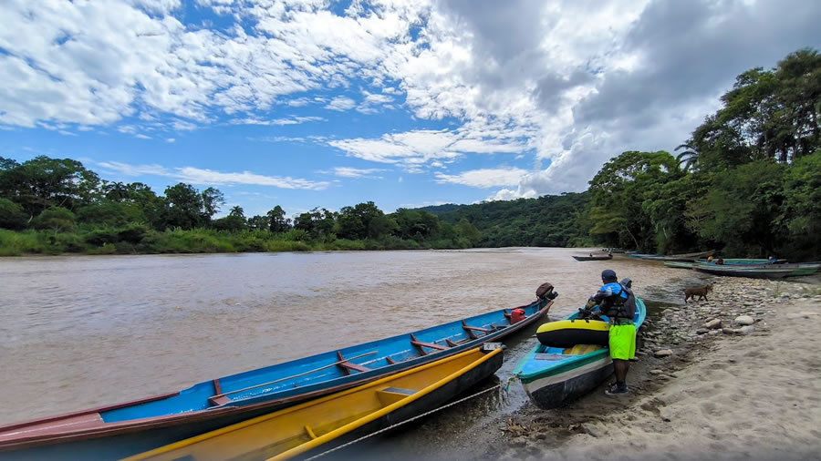 Aventura al Corazón de la Amazonía: Navegando por el Río Caquetá con Suma Selva Travel