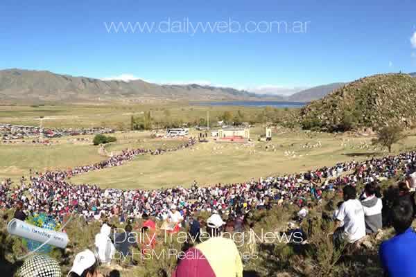 -Bajo un sol radiante, cientos de personas acompaaron las celebraciones en la provincia.-