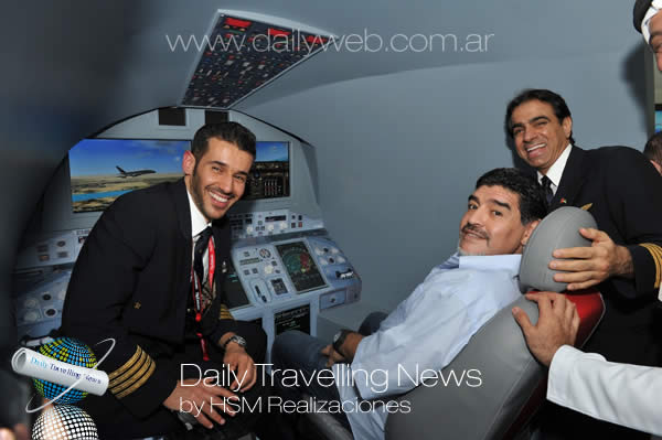 -Diego Maradona se prueba como piloto de avión-