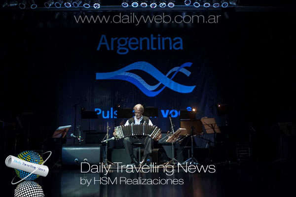 -El bandoneonista argentino Rodolfo Maderos durante la gala de Tango en San Pablo, Brasil.-