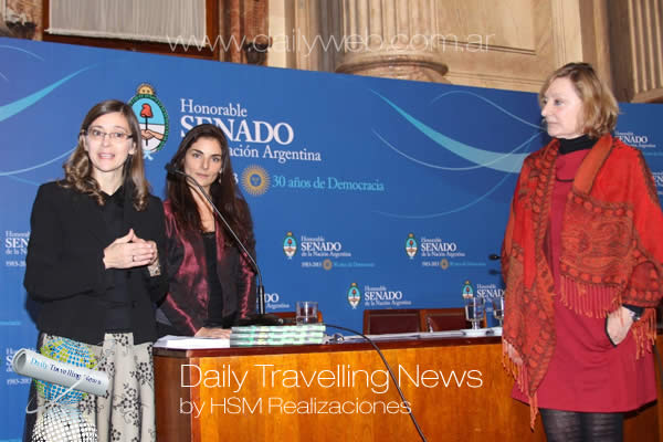 -La subsecretaria nacional de Desarrollo Turístico, Valeria Pelliza, recibe el premio al SIET.-