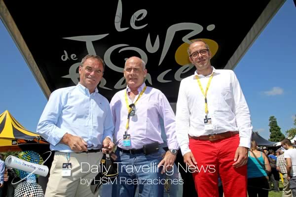 -Enrique Meyer junto al ganador de cinco Tour de France, Bernard Hinault.-