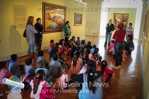 -Alumnos de las escuelas n°915 y n°916 recorren el Museo de Arte Tigre.-