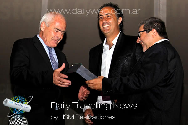 -Enrique Meyer recibe reconocimiento en los premios Bitcora 2013-