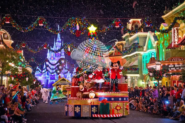 -Disney Springs deleita a sus visitantes durante la Navidad en Walt Disney World Resort-