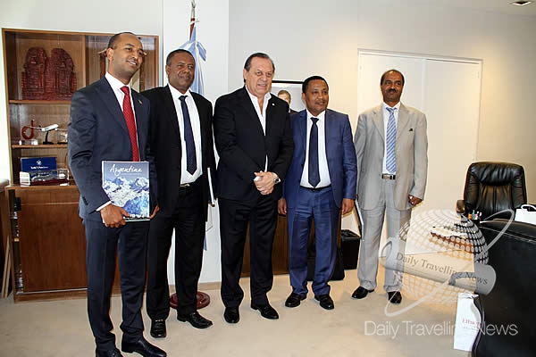 -Gustavo Santos junto a autoridades de Ethiopian Civil Aviation-