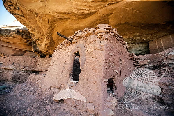 -Una antigua vivienda esculpida en una formación rocosa en el monumento nacional Bears Ears-