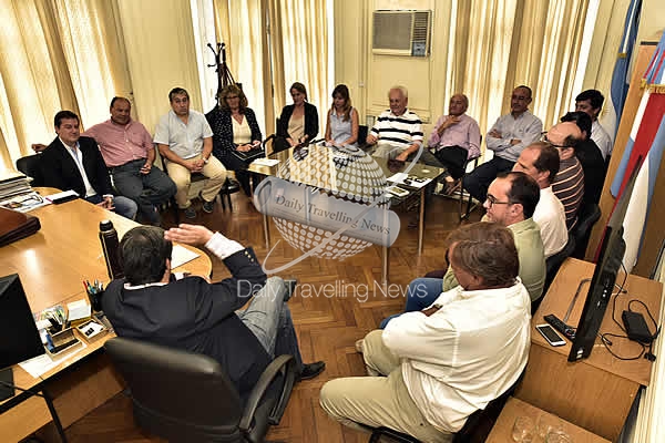 -Autoridades de CET reunidos con funcionarios del gobierno-