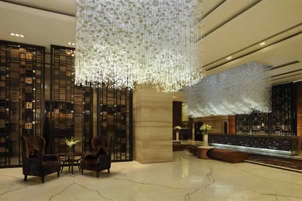 -Lobby del nuevo Hilton New Delhi Noida Mayur Vihar.-