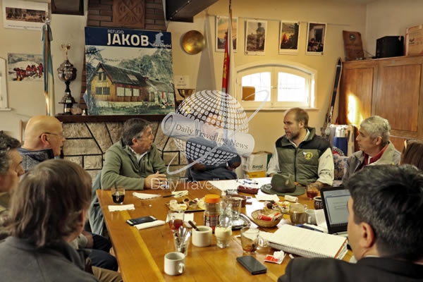 -Autoridades de Parques Nacionales y Club Andino Bariloche-