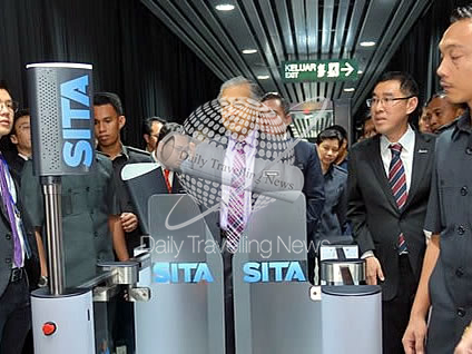 -Primer Ministro de Malasia, Tun Dr Mahathir Mohamad, probando el nuevo procesamiento biométrico-