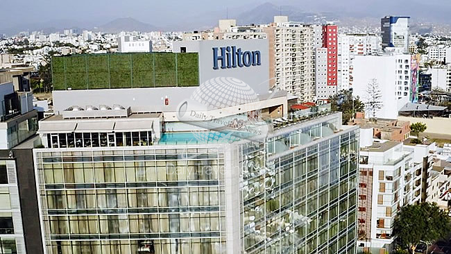 -Hilton acompaña a Zac Efron en Down to Earth por Netflix-