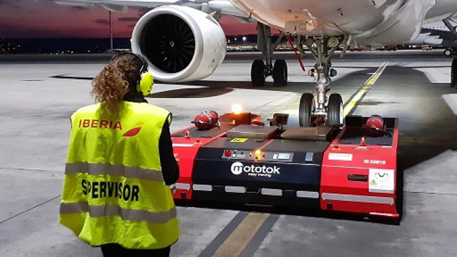 -Iberia implementa vehículos eléctricos para mover sus aviones-