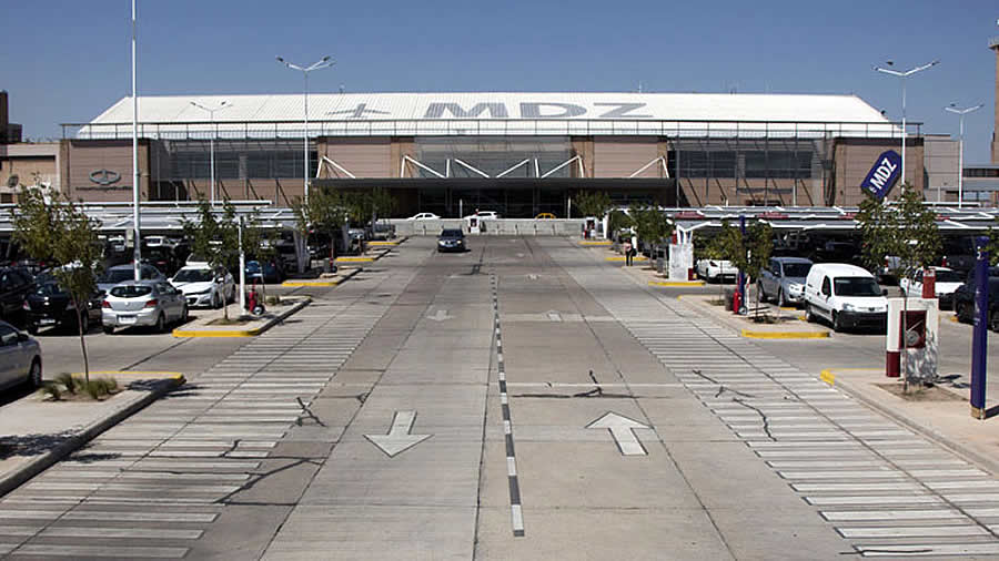 -AA2000 suma y reactiva estacionamientos en aeropuertos del país-