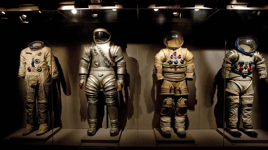 -El Kennedy Space Center Visitor Complex exhibirá los trajes espaciales de SpaceX  -