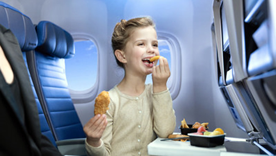 -United Airlines anunció el regreso de las comidas para niños a bordo-