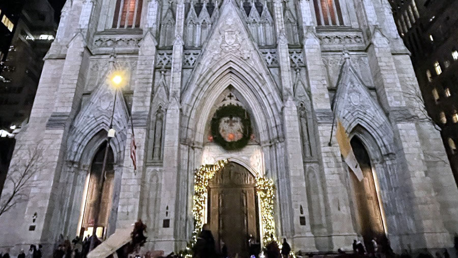 -La Catedral de San Patricio está abierta y vibrante esta temporada navideña-