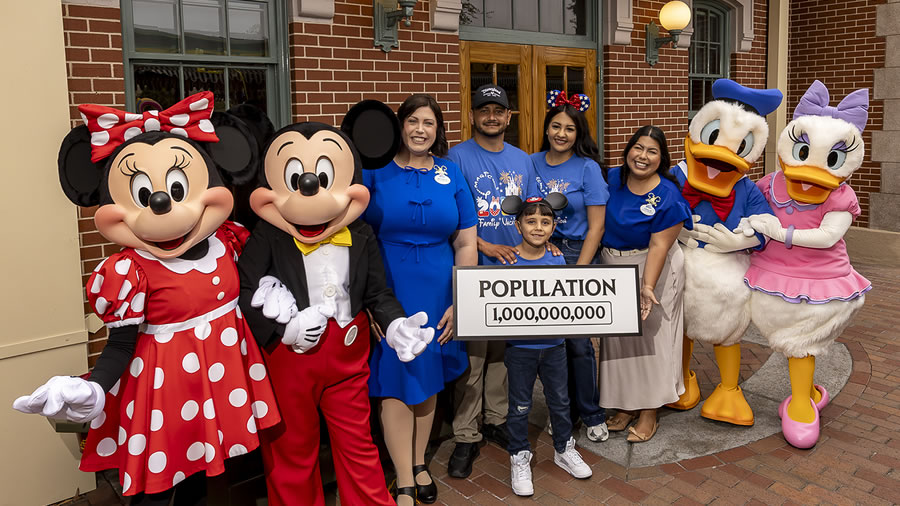 -Disneyland Resort da la bienvenida al visitante Billon�simo-