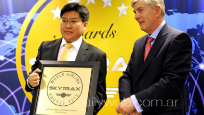 -Lee Hock Lye, de Star Alliance, recibe al World Airline Award a La Mejor Lnea Area.-