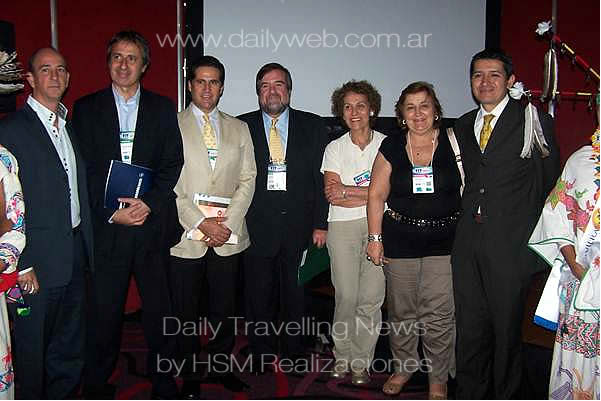 -Representantes de la Oficina de Turismo de Puerto Vallarta y Mxico junto a operadores de turismo-