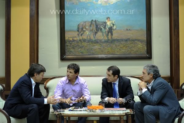 -Crotto en mesa de trabajo con Juan Curuchet, Hugo Bilbao y Alejandro Rodriguez.-