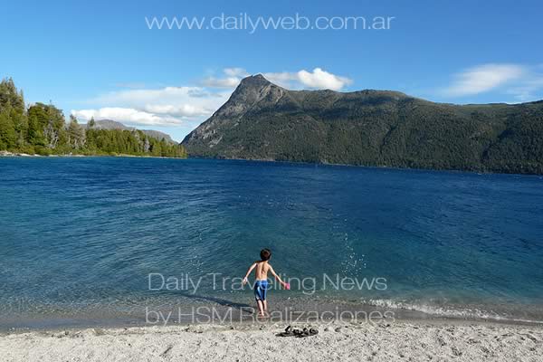 -Verano en Bariloche: cielo sin nubes y agua transparente.-