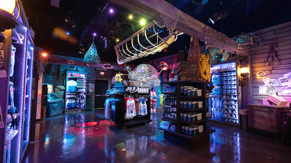 Universal Orlando lanza una tienda en honor a películas clásicas como Tiburón, E.T. y Regreso al Futuro