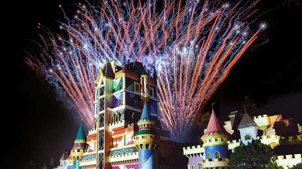 Parques tem�ticos de noche: �por qu� la iluminaci�n transforma la experiencia de las atracciones?