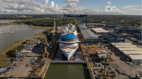 El nuevo Hero Of The Seas de Royal Caribbean flota por primera vez en el Astillero Meyer Turku